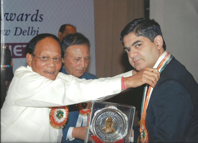 Rajiv Gandhi Shiromani award being given to Dr Avinash Dal