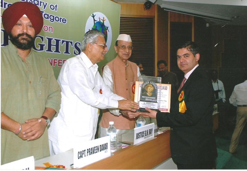 Dr Avinash Dal recieving the Indira Gandhi Priyadarshini Award