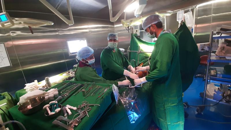 Dr Avinash Dal doing subxiphoid thoracoscopic lung resection